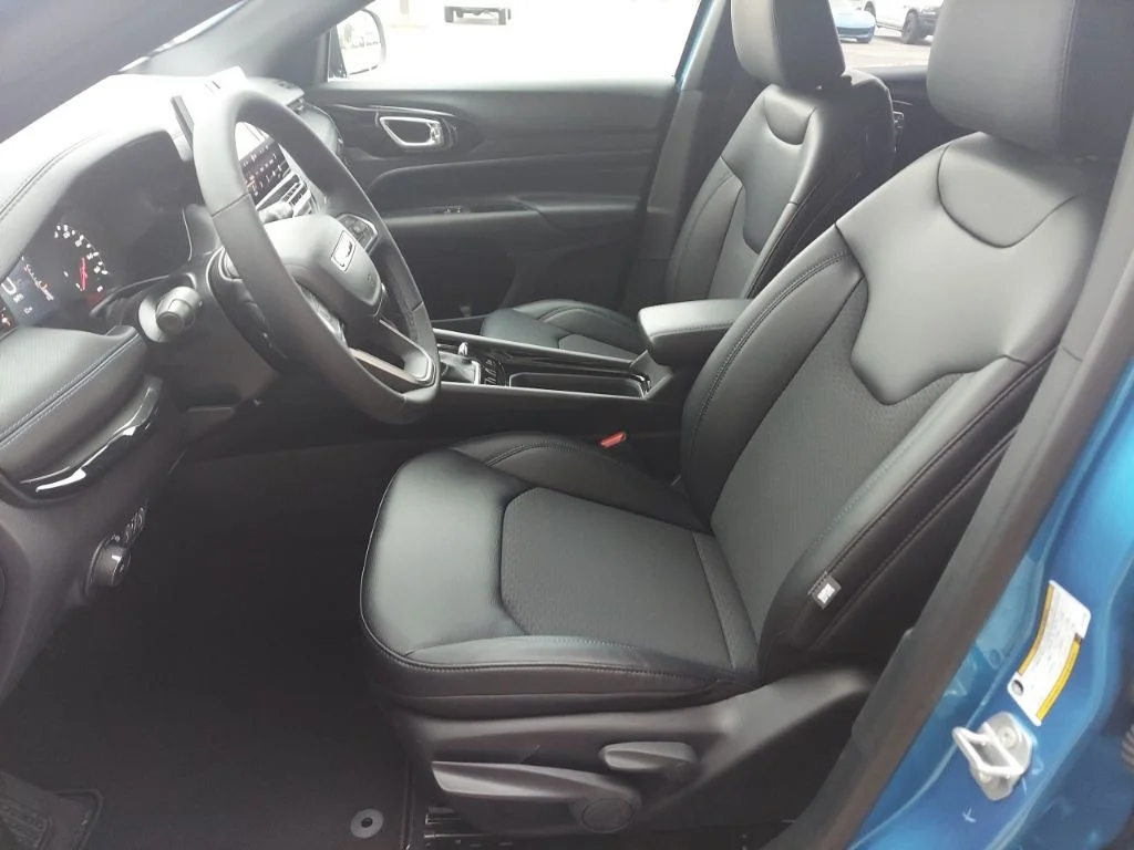 New 2026 Hydro Blue Pearlcoat Jeep Latitude image 17