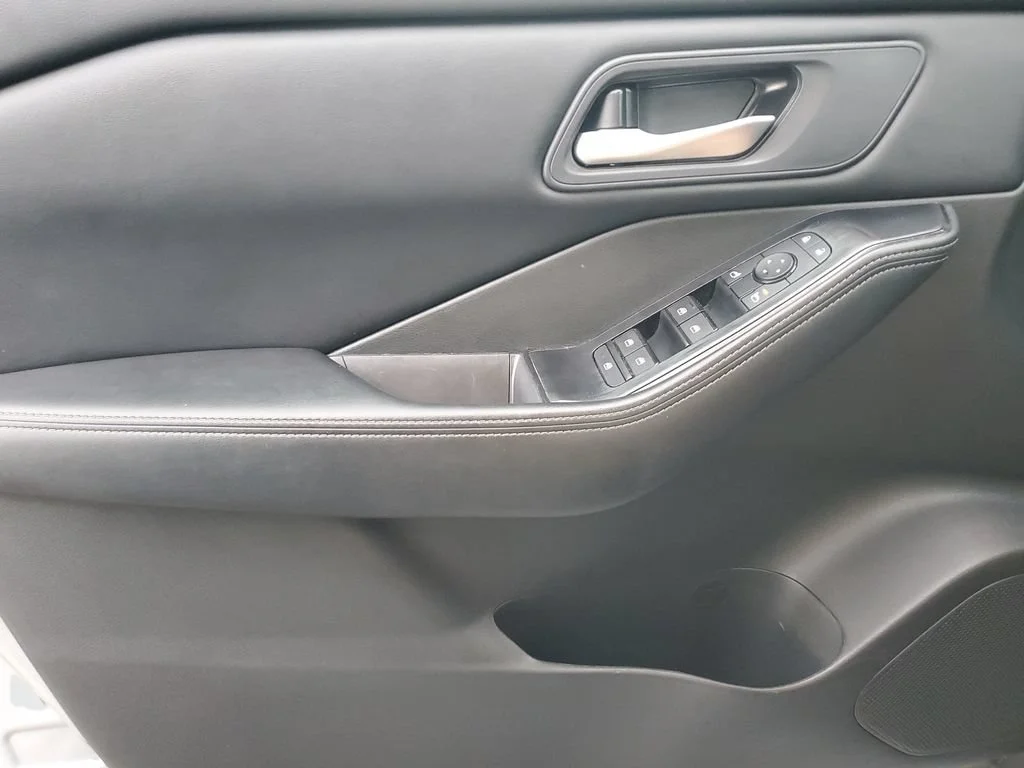 Used 2024 Silver Nissan SV FWD image 18