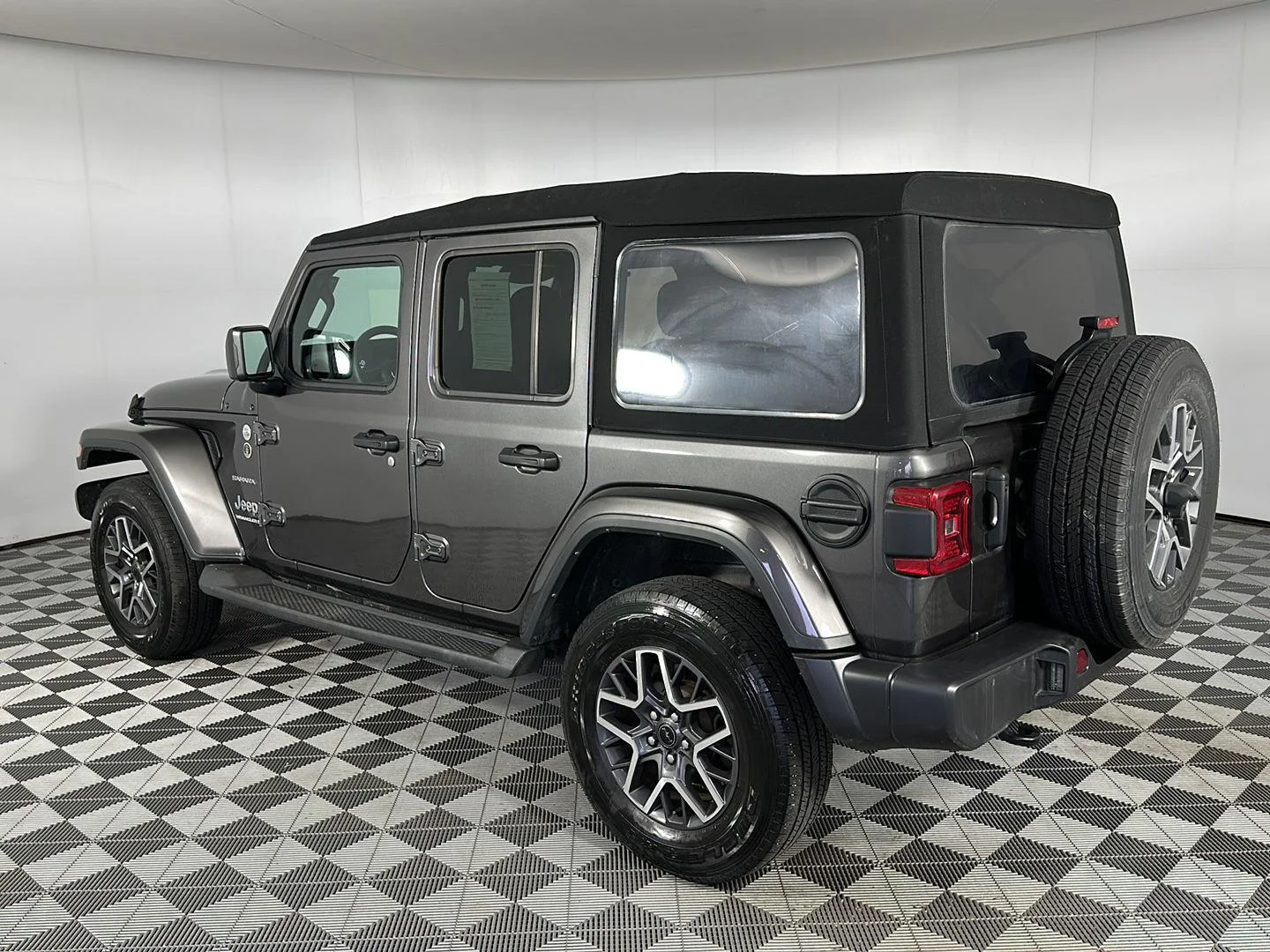 Used 2024 Granite Crystal Metallic Clearcoat Jeep Sahara image 26