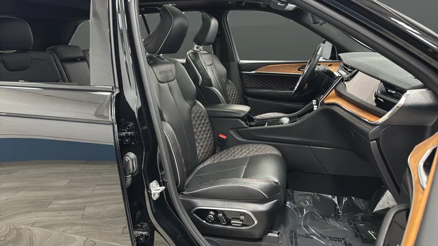 Used 2023 Diamond Black Crystal Pearlcoat Jeep Summit Reserve image 22