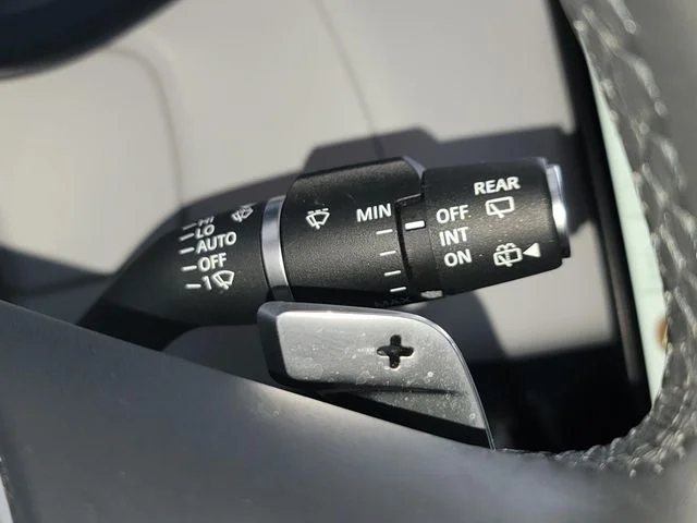 Used 2024  Land Rover SE image 15