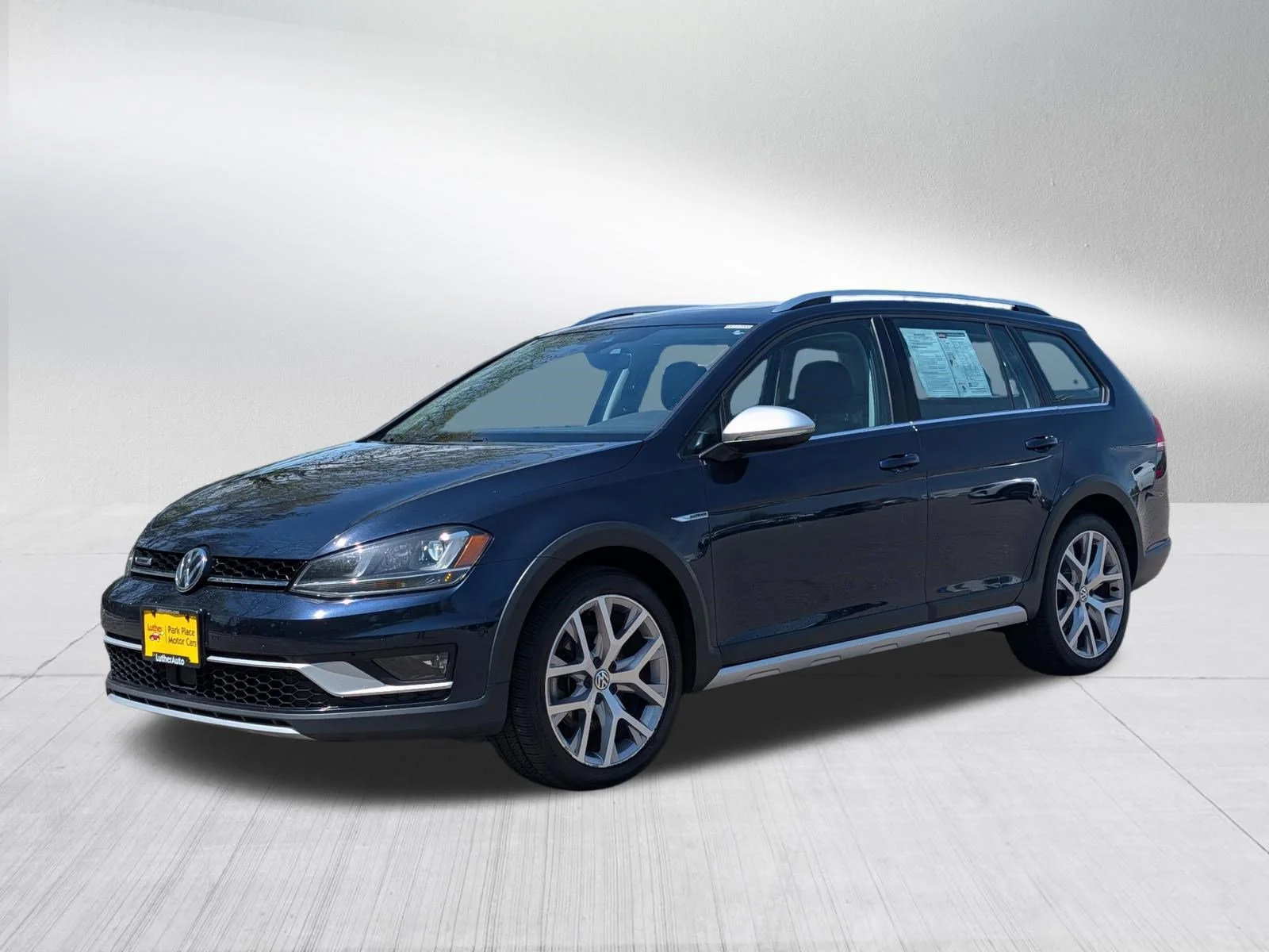 Used 2017 Night Blue Metallic Volkswagen SEL image 3