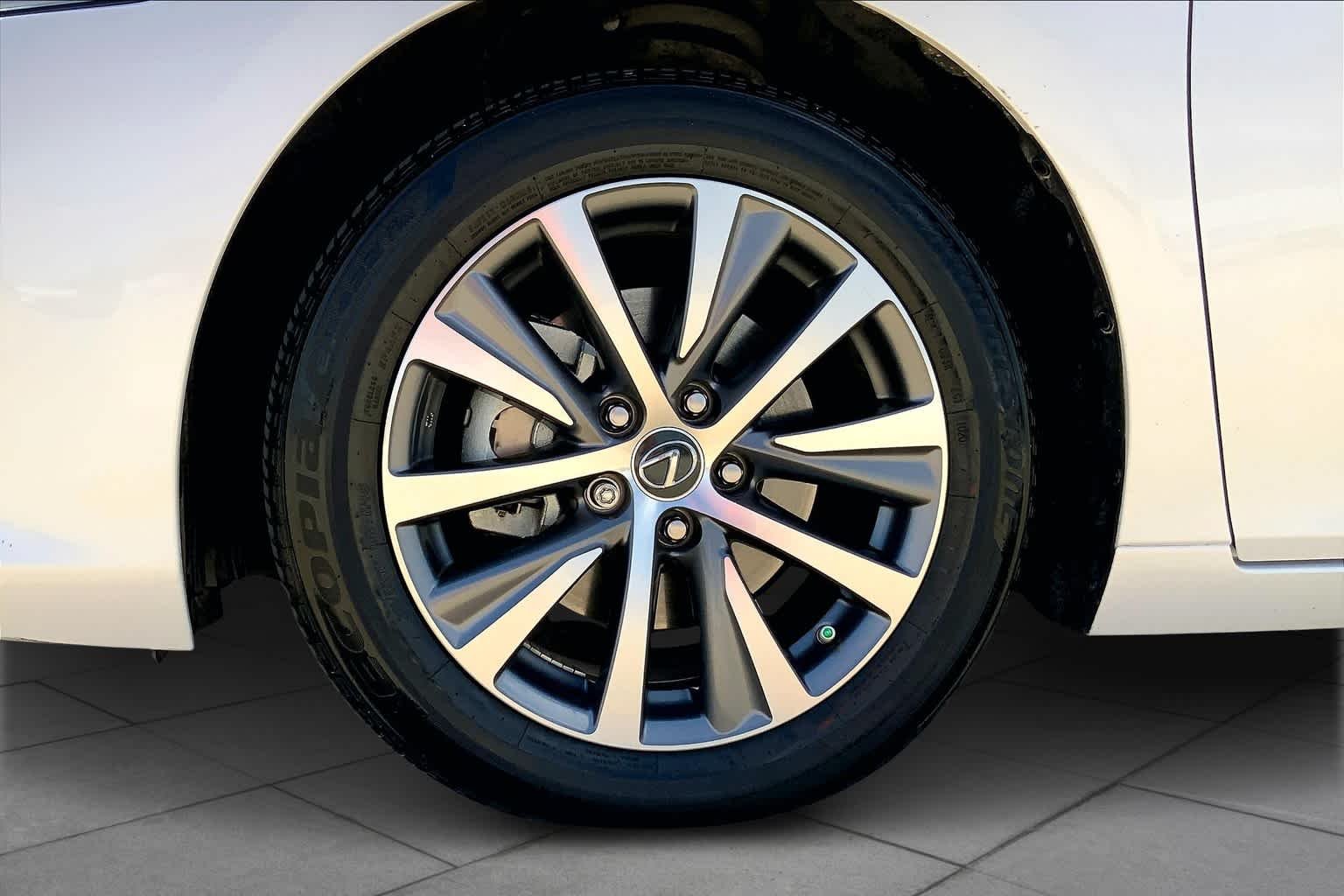 Used 2020 Eminent White Pearl Lexus  image 10