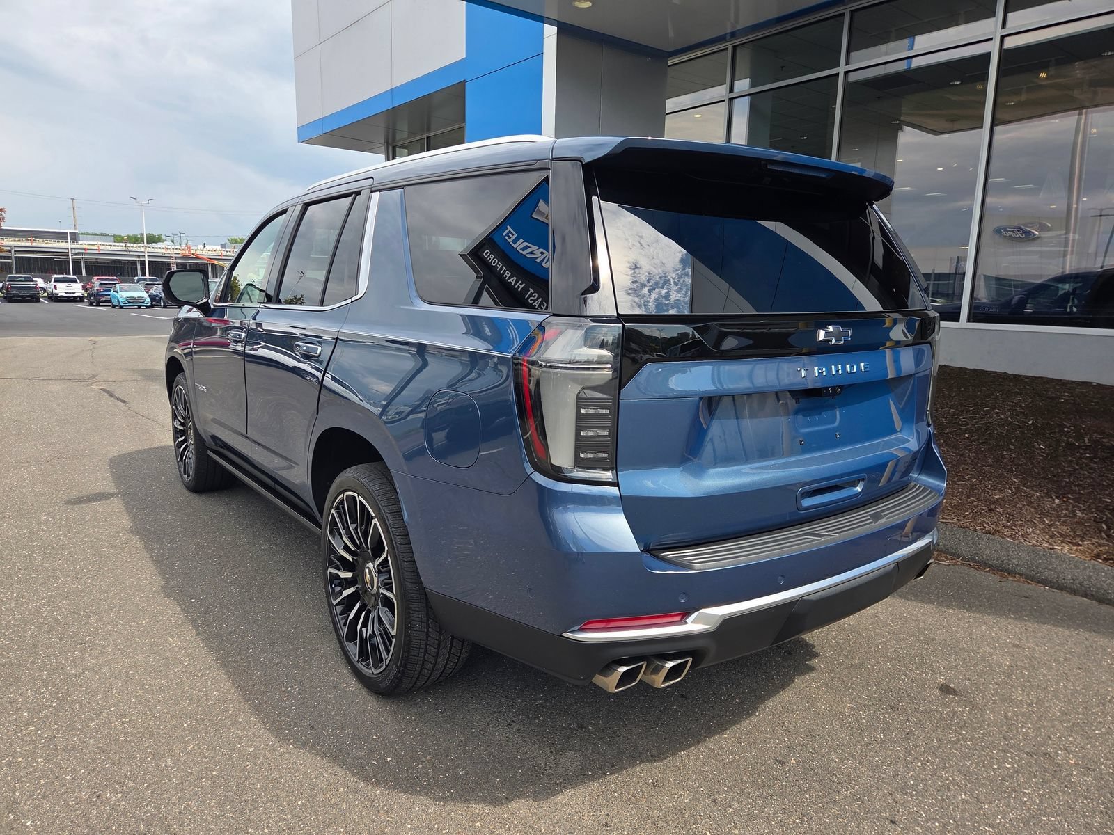 Used 2026 Lakeshore Blue Metallic Chevrolet High Country Deluxe with 24in Wheels - Technology & Entertainment - Super Cruise - Panoramic Sunroof image 8