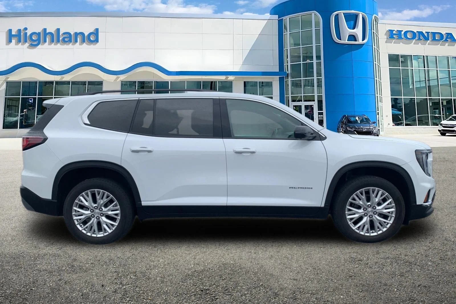 Used 2024 White GMC Elevation image 5