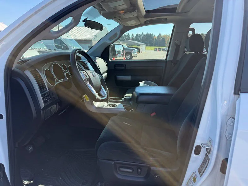 Used 2016 White Toyota SR5 image 3