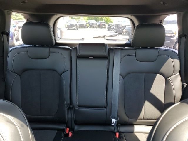 New 2026 Diamond Black Crystal Pearl-Coat Exterior Paint Jeep Laredo Altitude image 13
