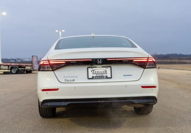 Used 2025 White Honda EX-L image 6