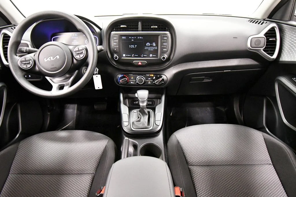 Certified Used 2025  Kia LX image 3