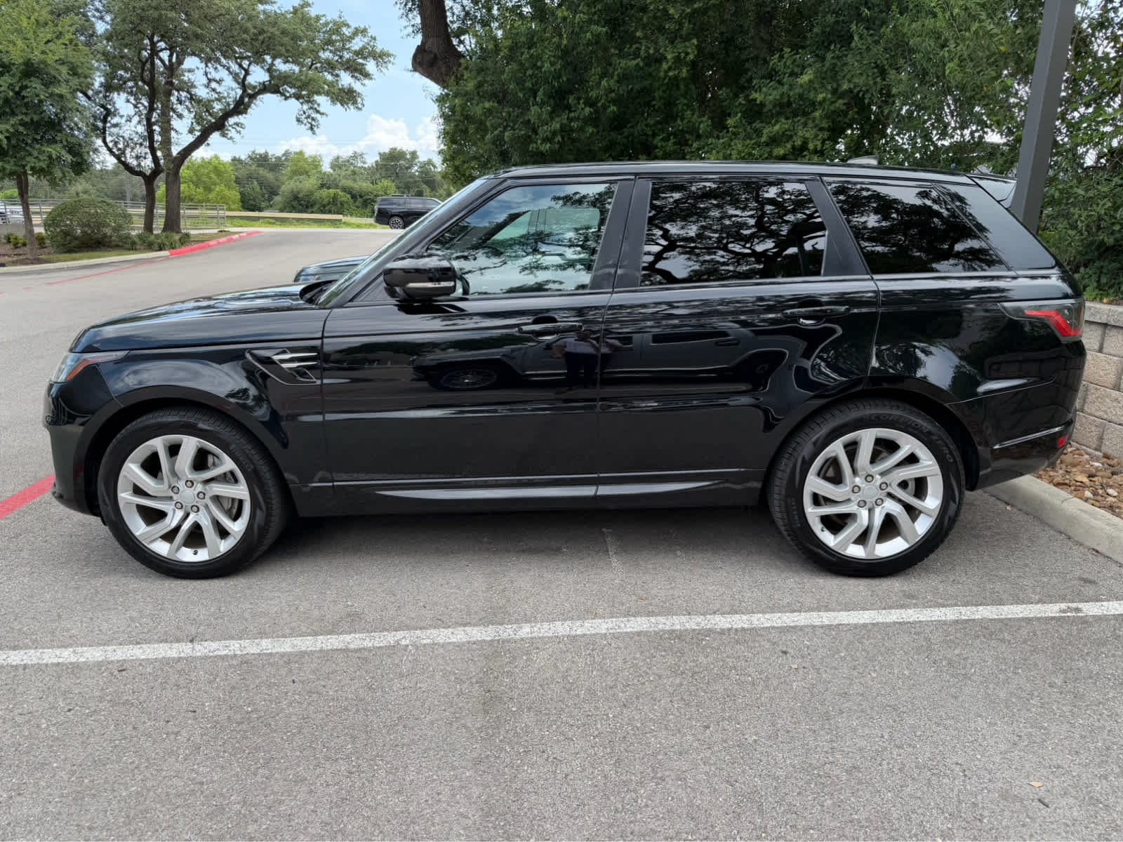 Used 2019 BLK Land Rover HSE image 2
