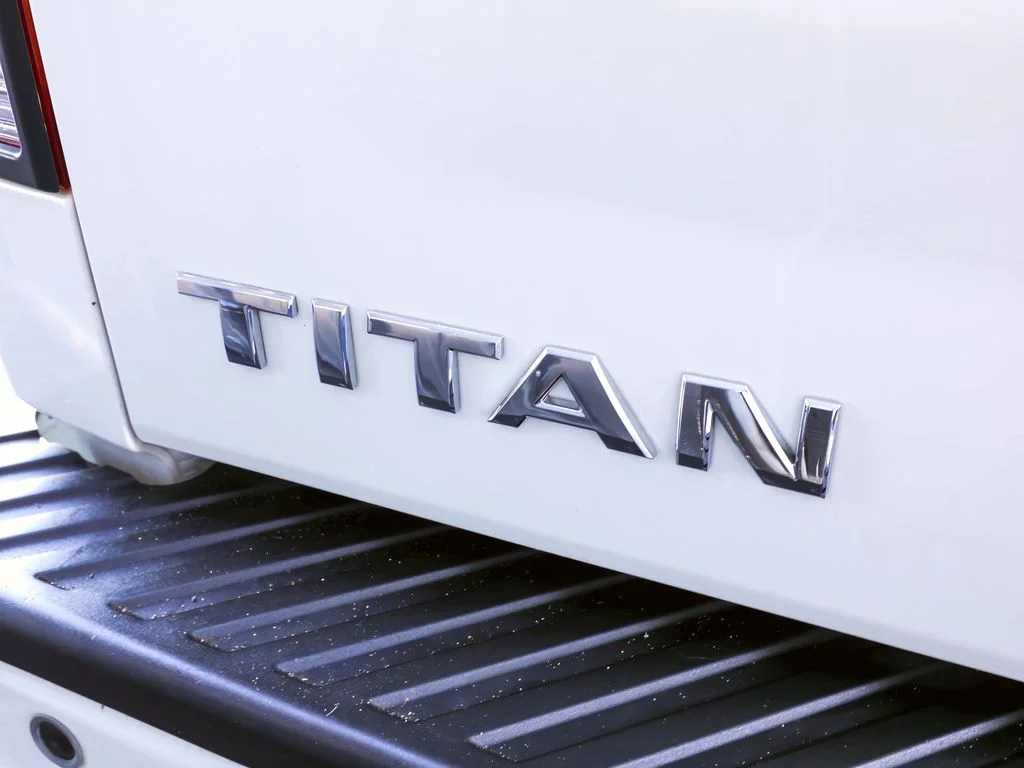 Used 2014  Nissan S image 23