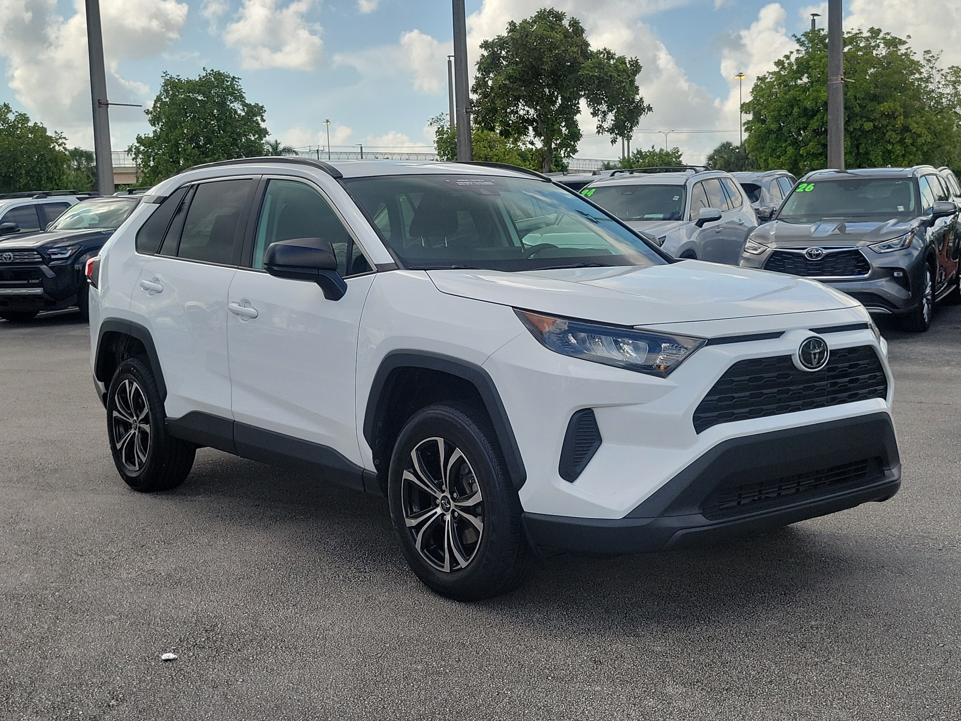 Used 2020 Super White Toyota LE image 3