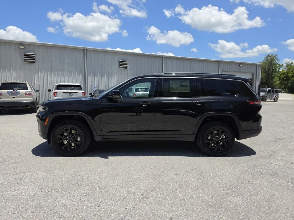 New 2026 Diamond Black Crystal Pearl-Coat Exterior Paint Jeep Altitude image 6