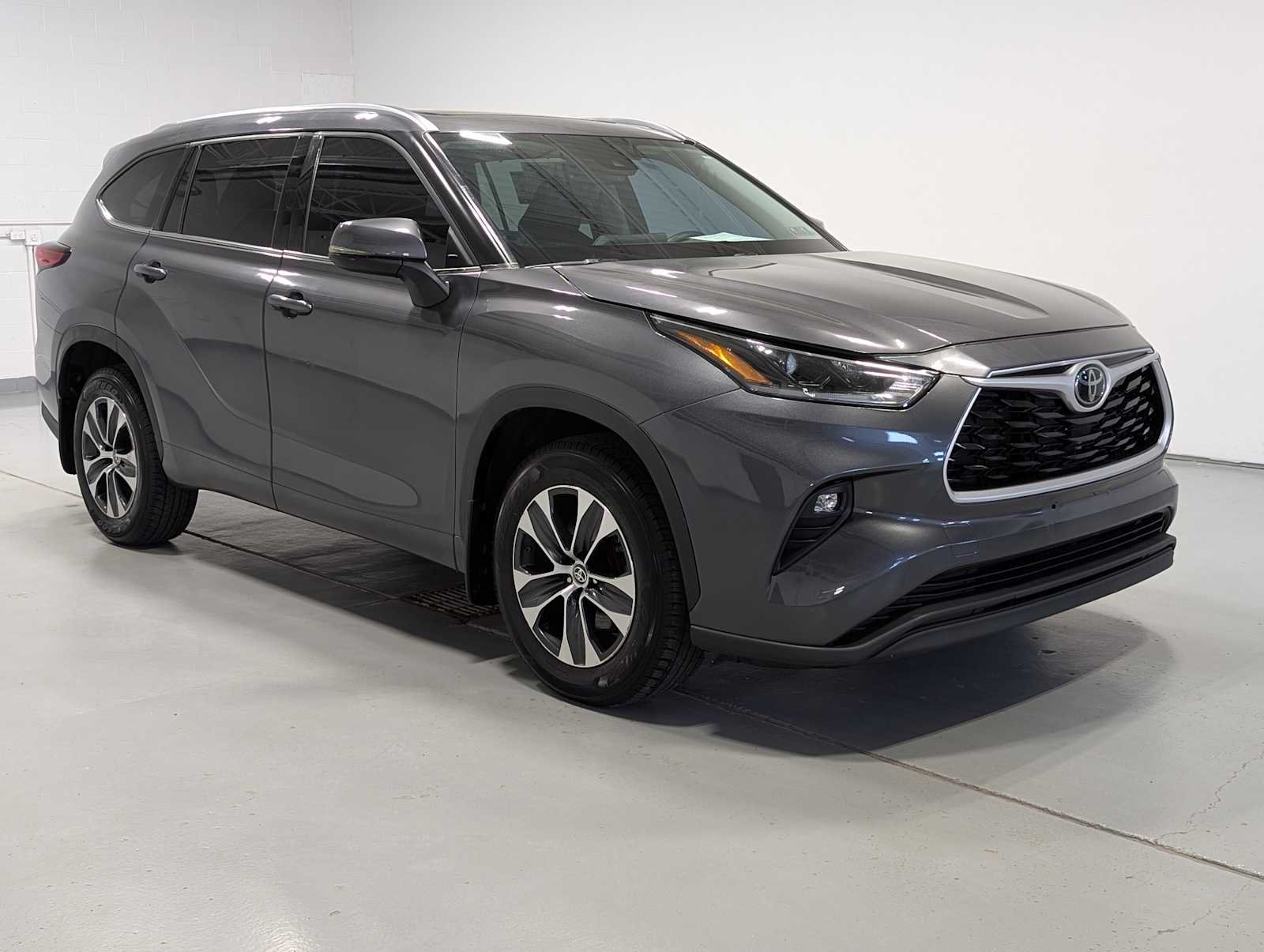 Used 2021 Magnetic Gray Metallic Toyota XLE image 6