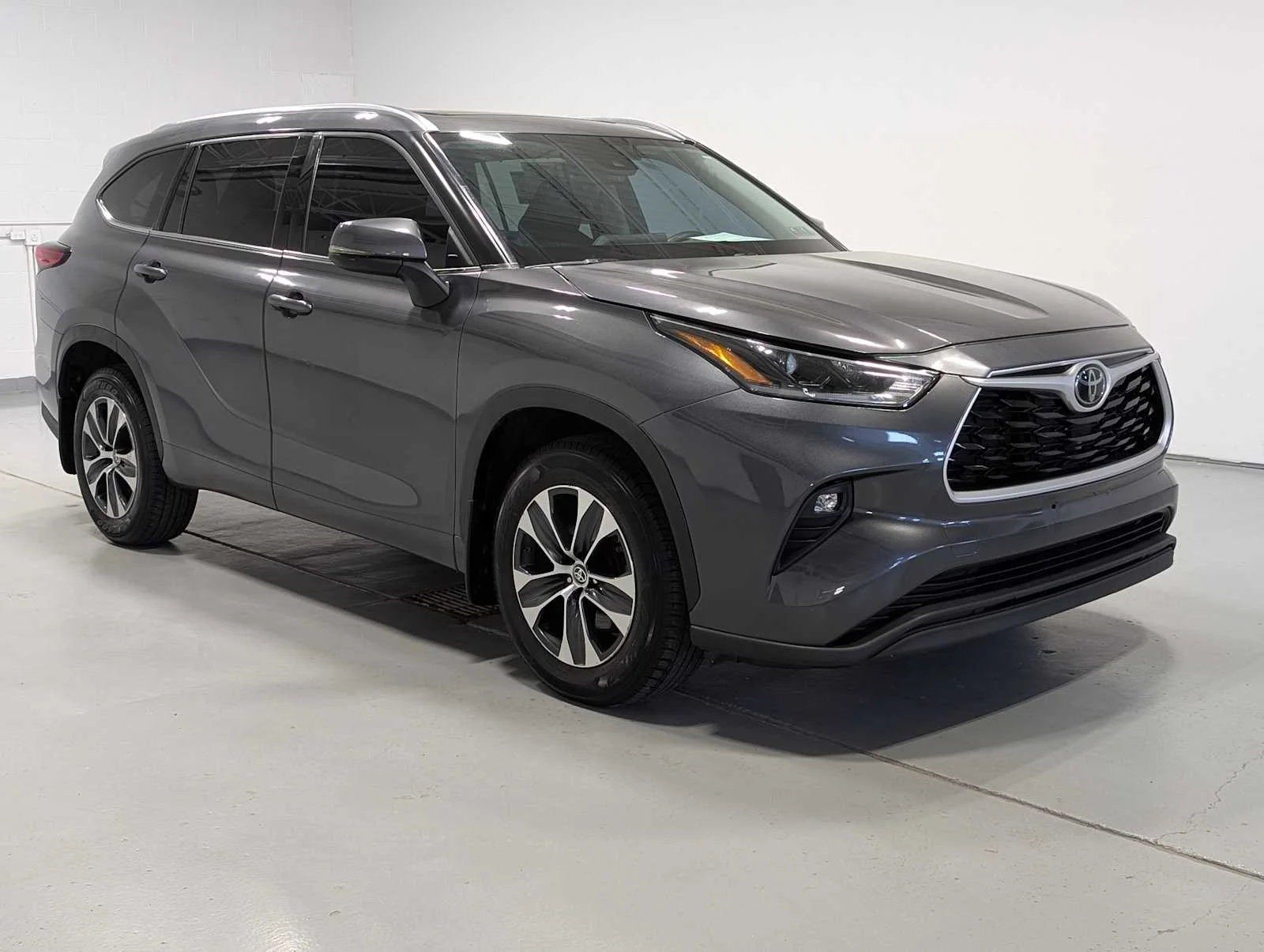 Used 2021 Magnetic Gray Metallic Toyota XLE image 6