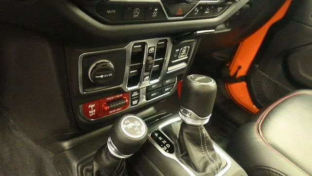 Used 2025  Jeep Rubicon image 19