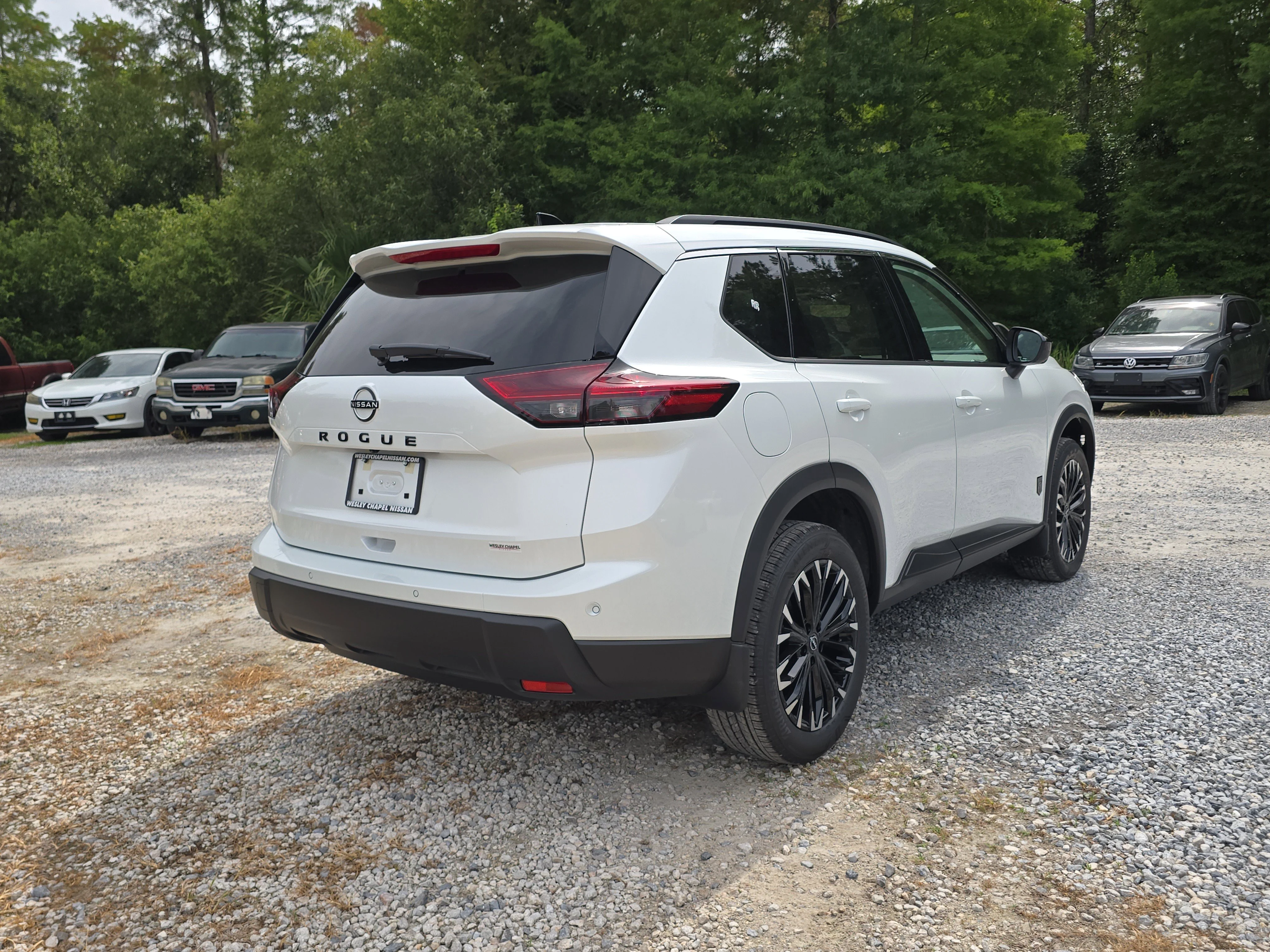 New 2026 Everest White Pearl TriCoat Nissan Dark Armor™ image 8