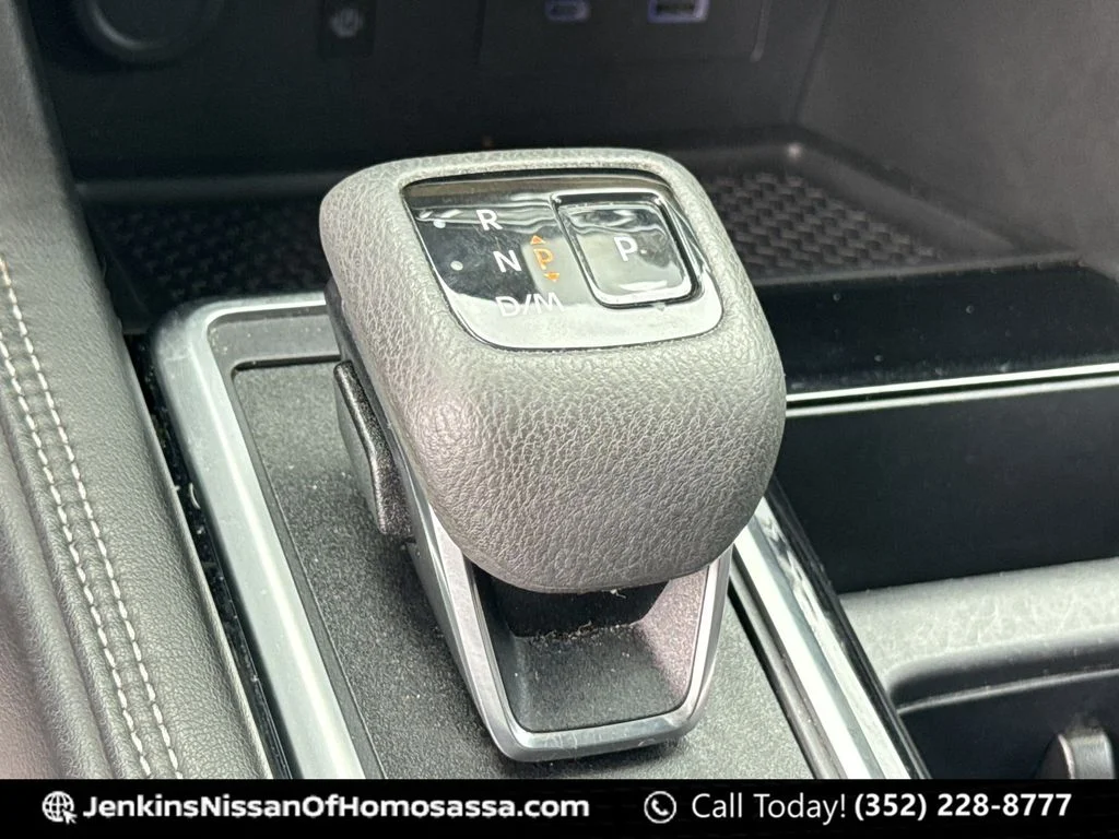 Used 2023 White Nissan Platinum image 41