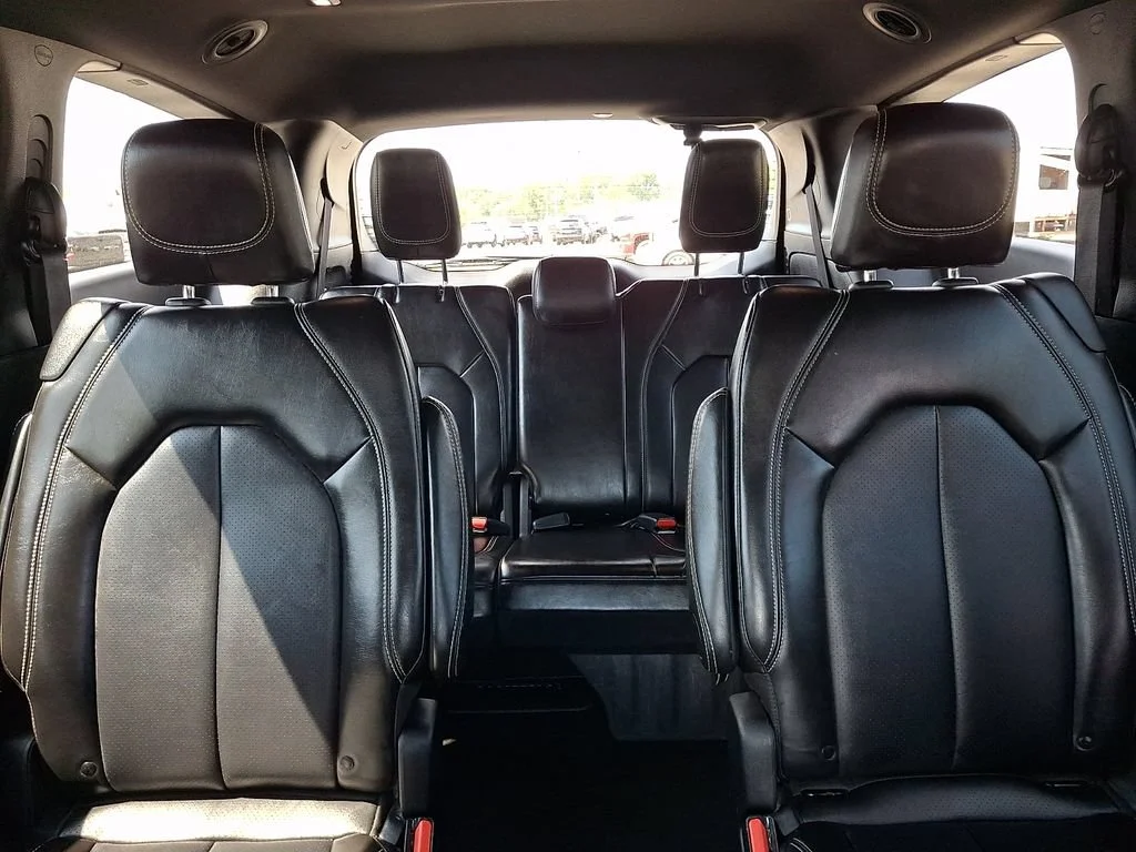 Used 2025 Diamond Black Crystal Pearlcoat Chrysler Select image 20