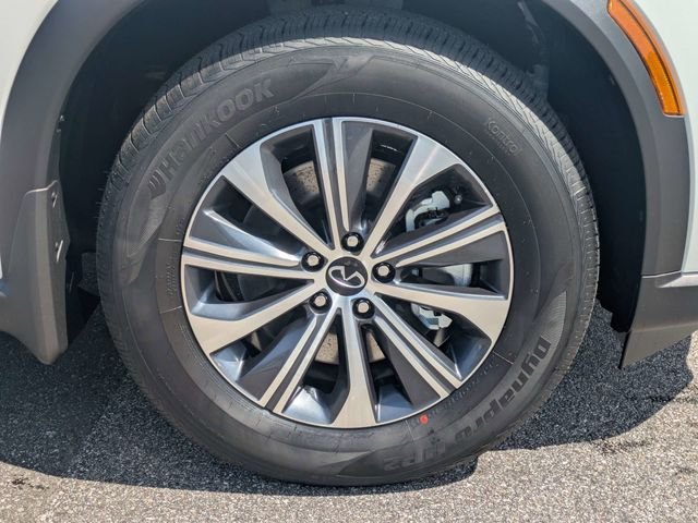 New 2027 RADIANT WHITE INFINITI Pure FWD image 11