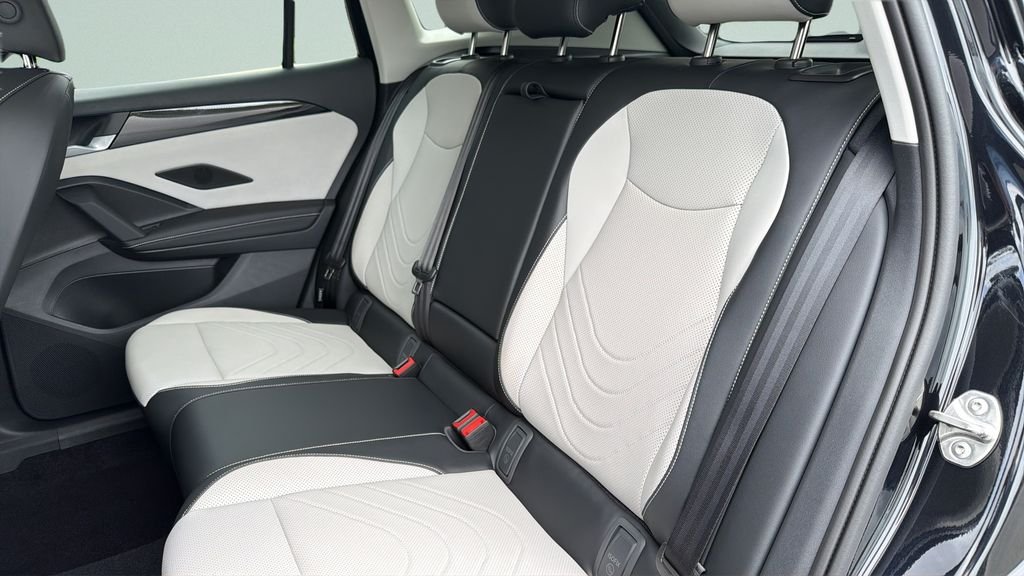 New 2026 Deep Black Pearl Volkswagen 2.0T SE image 29