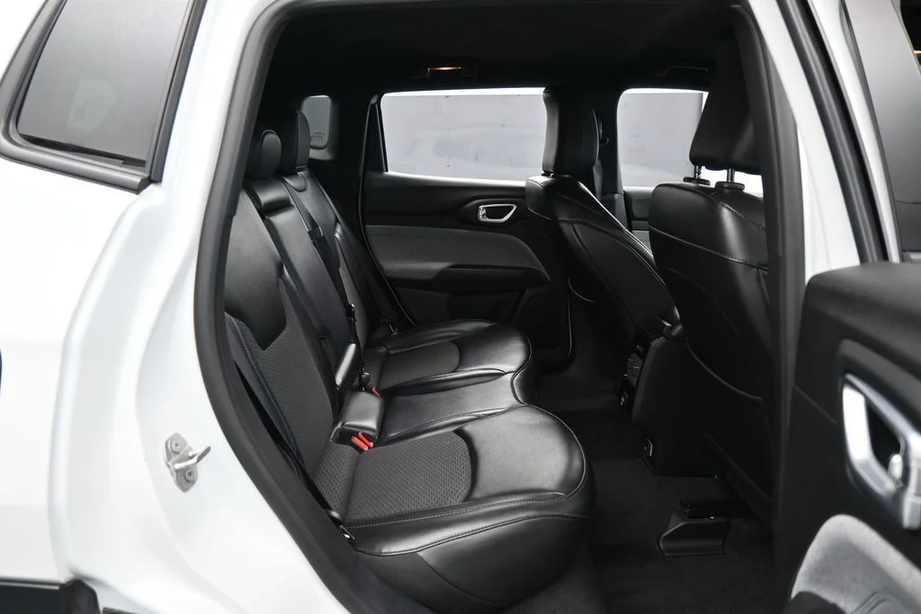 Used 2023 Bright White Clearcoat Jeep Latitude image 33
