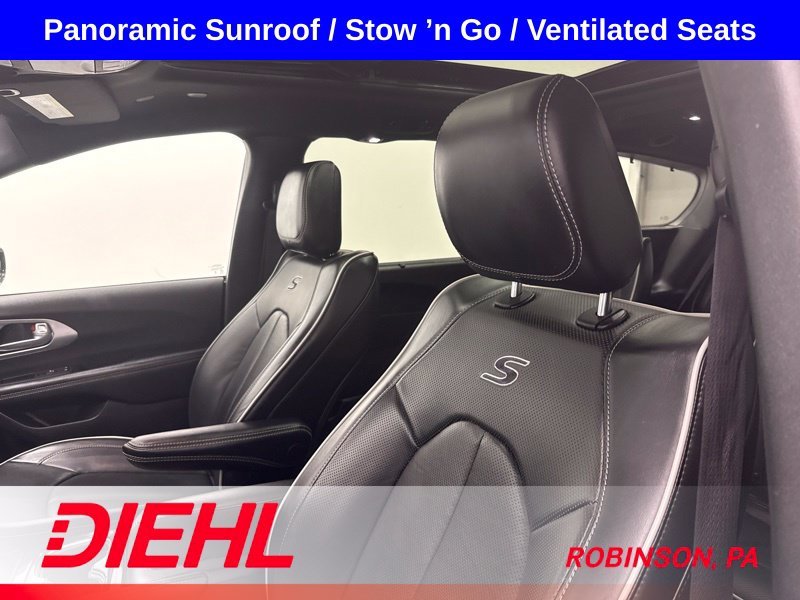 Used 2025 White Chrysler Limited image 24