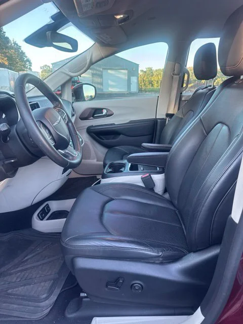 Used 2018 Red Chrysler Touring L Plus image 10