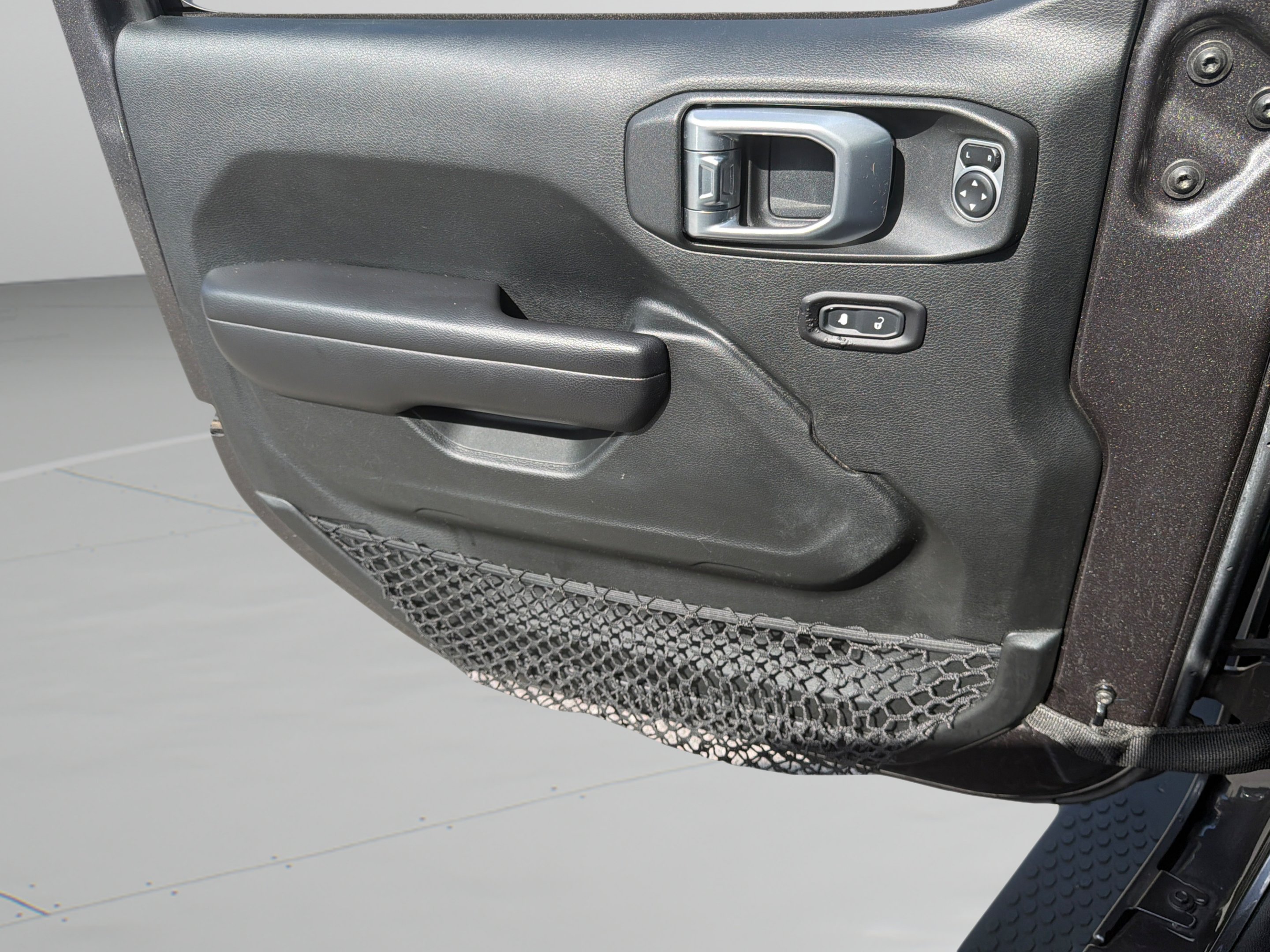 Used 2018 Granite Crystal Metallic Clearcoat Jeep Sport S image 18