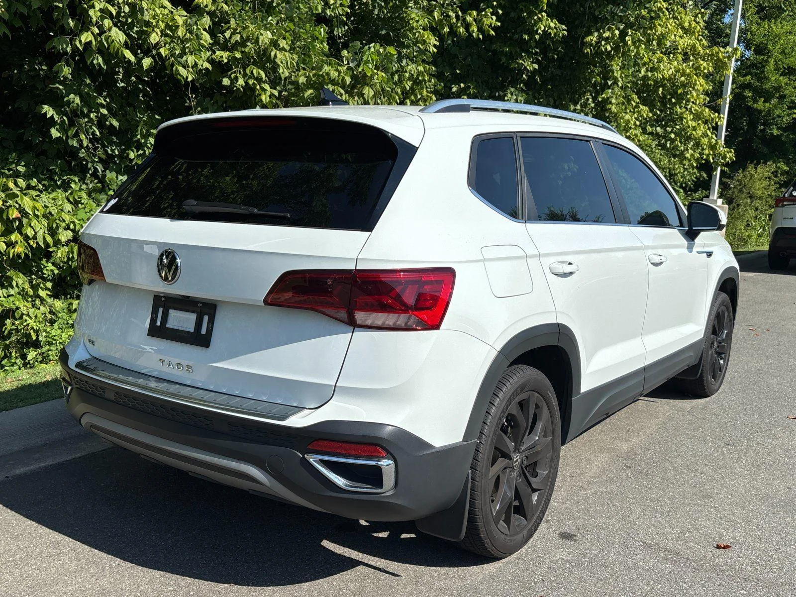Used 2024 Pure White Volkswagen SE image 5