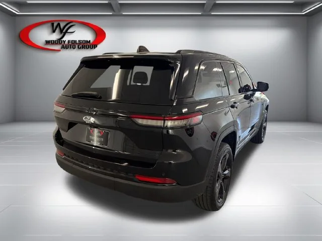 Used 2023 Black Jeep Altitude image 6