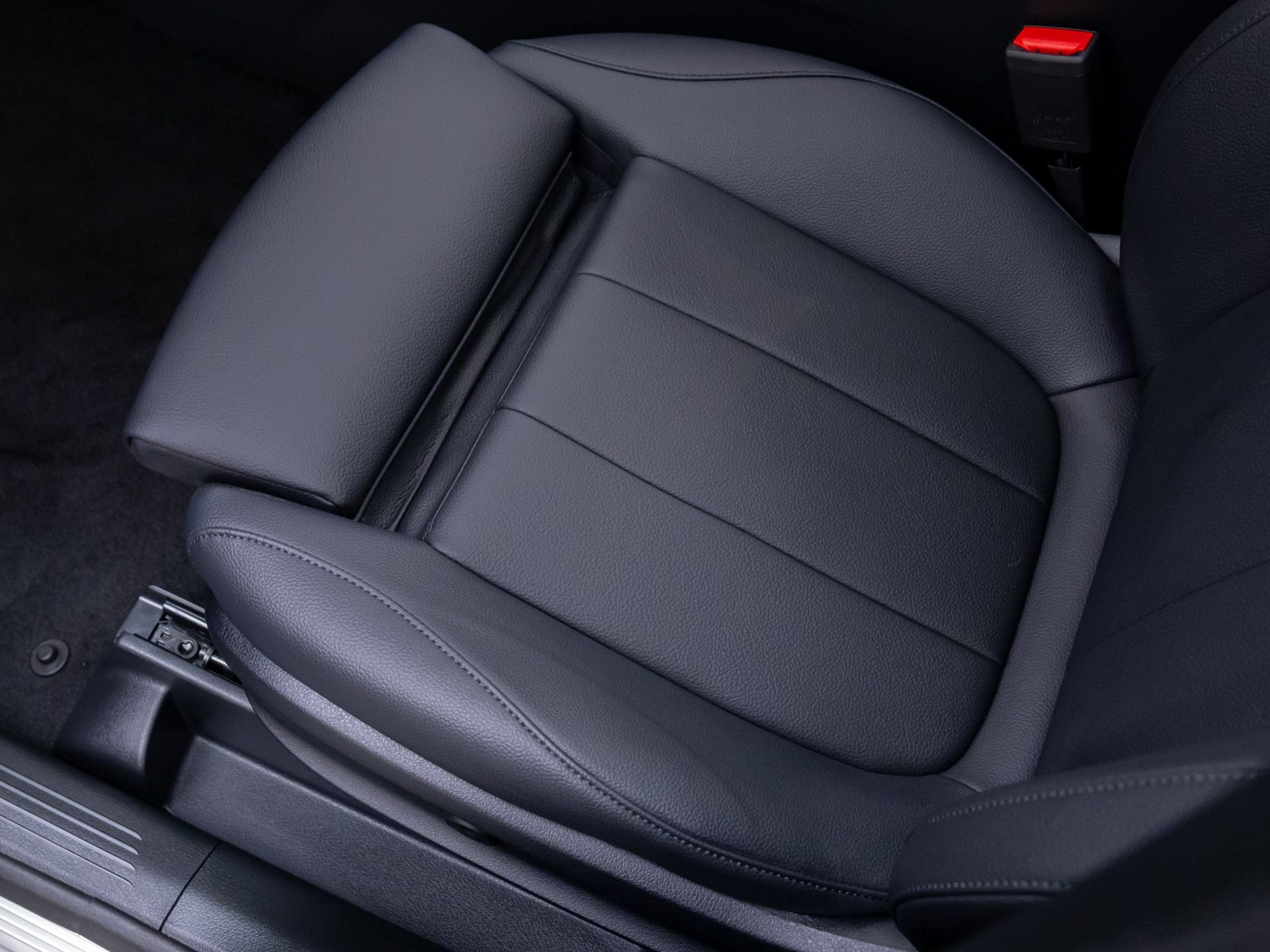 New 2026 Mountain Grey Metallic Mercedes-Benz GLB 250 image 16