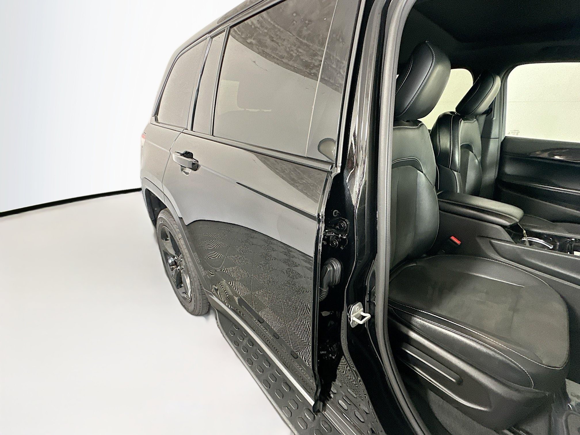 Used 2023 Diamond Black Crystal Pearlcoat Jeep Altitude image 28