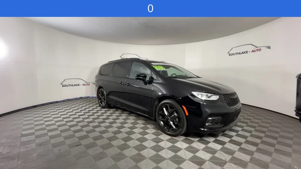 Used 2025 Black Chrysler Limited image 3