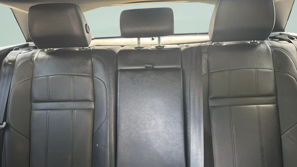 Used 2023  Land Rover R-Dynamic SE image 18