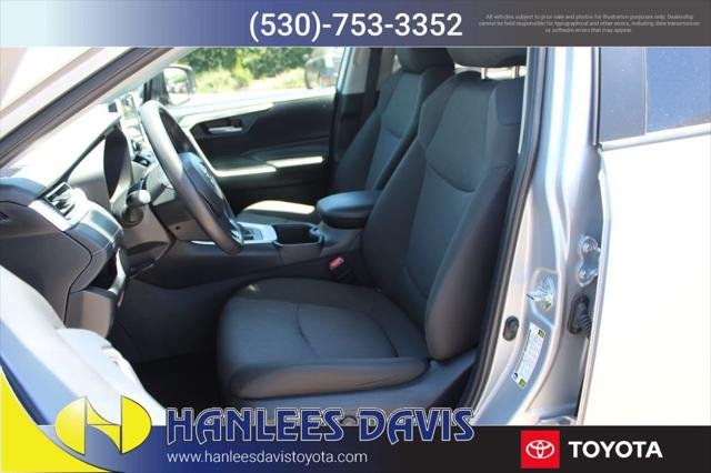 2025 Toyota RAV4 XLE - Photo 12