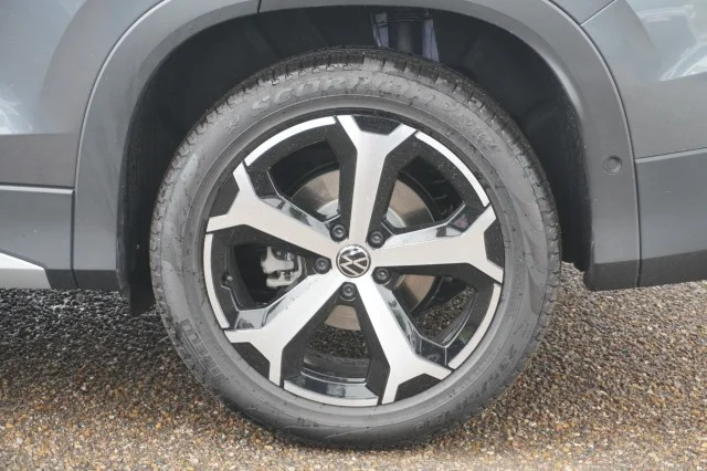 New 2026 Platinum Gray Metallic Volkswagen SE image 13