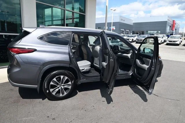 Used 2022 Gray Toyota XLE image 34