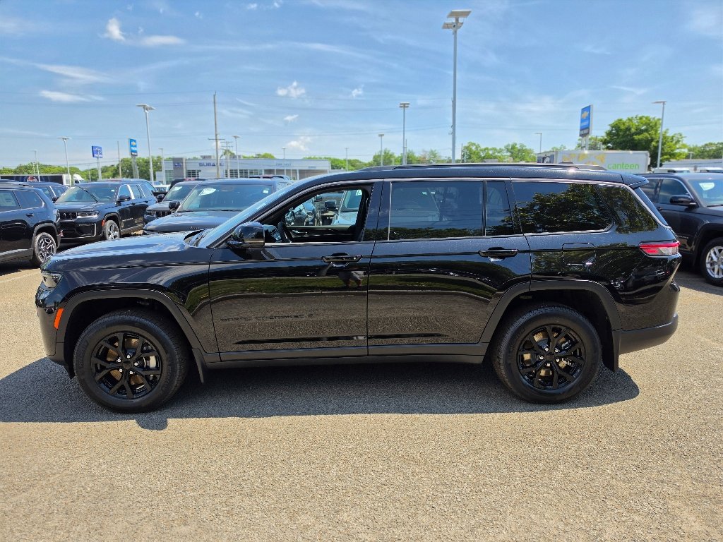 New 2026 Diamond Black Crystal Pearl-Coat Exterior Paint Jeep Altitude image 8