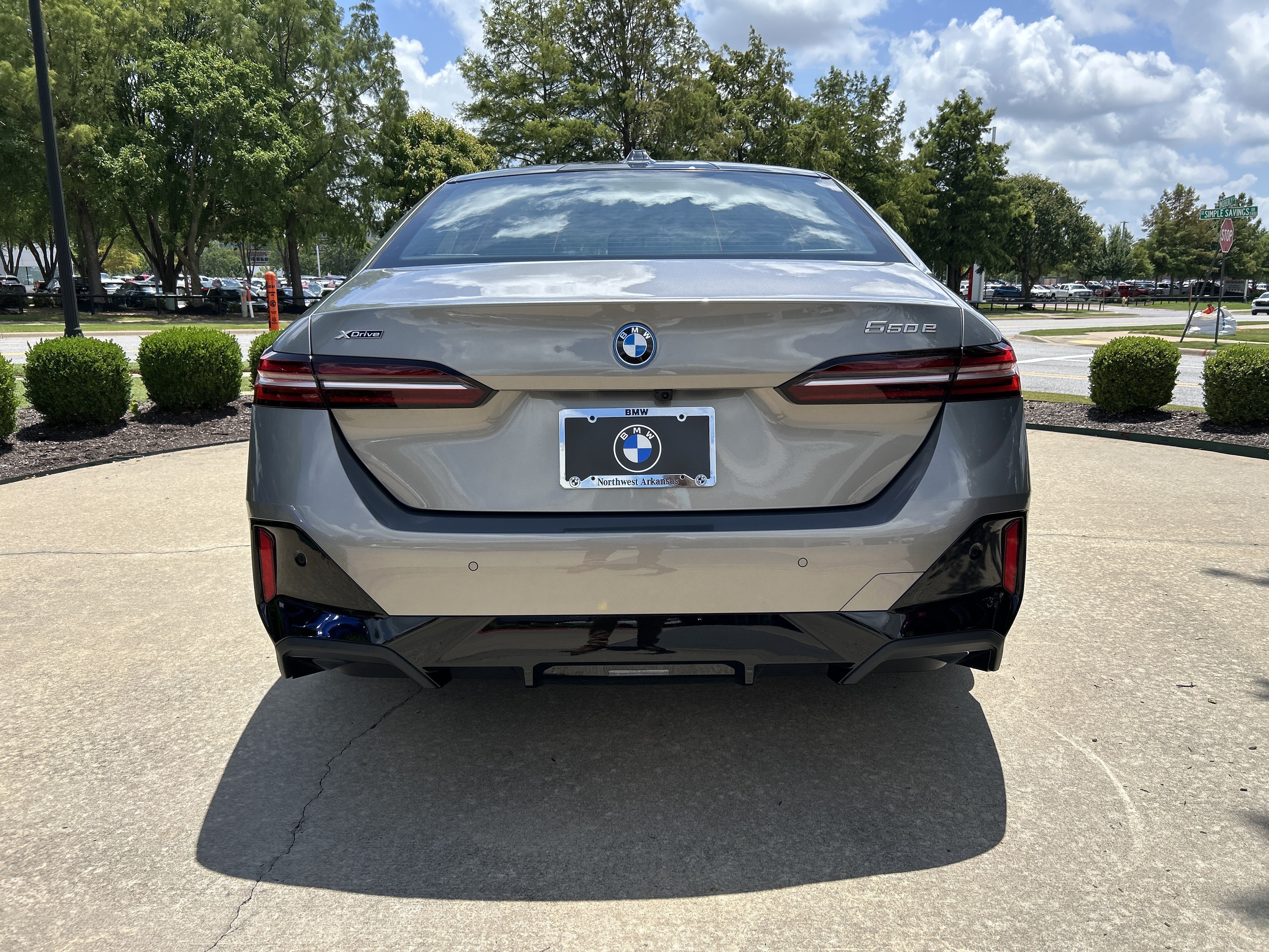 New 2026 OXIDE GREY BMW 550e xDrive image 4