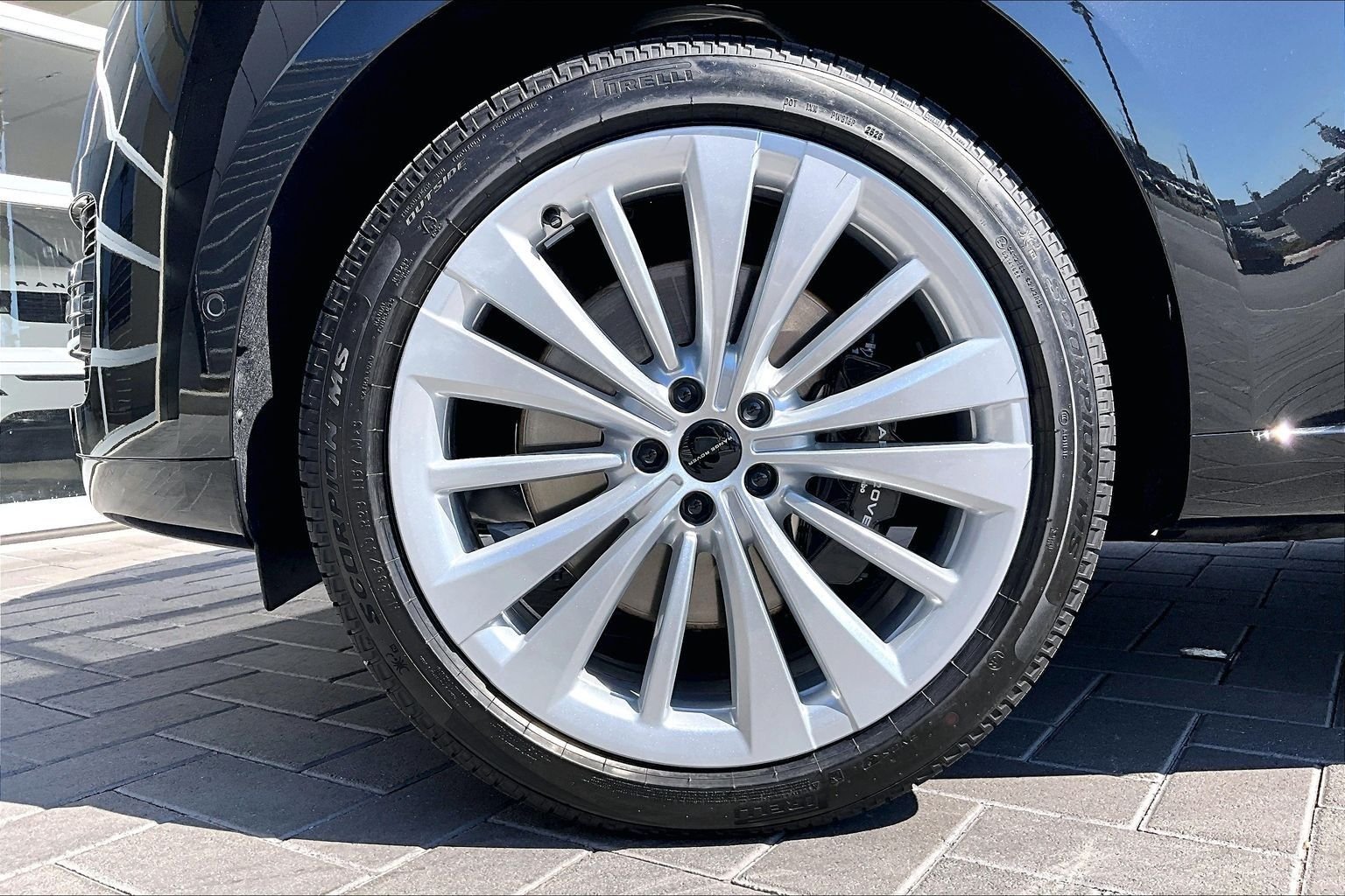 New 2026 Santorini Black Land Rover SE image 13
