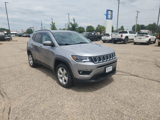 Used 2018 Billet Silver Metallic Jeep Latitude image 3