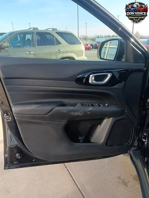 New 2026 Diamond Black Crystal Pearlcoat Jeep Latitude image 9