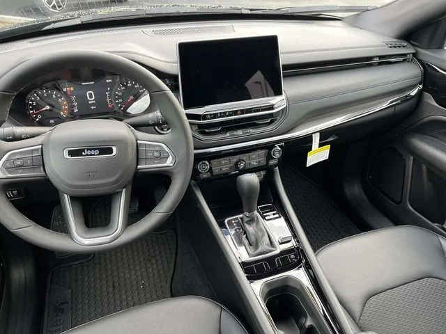 New 2026 Diamond Black Crystal Pearlcoat Jeep Latitude image 10