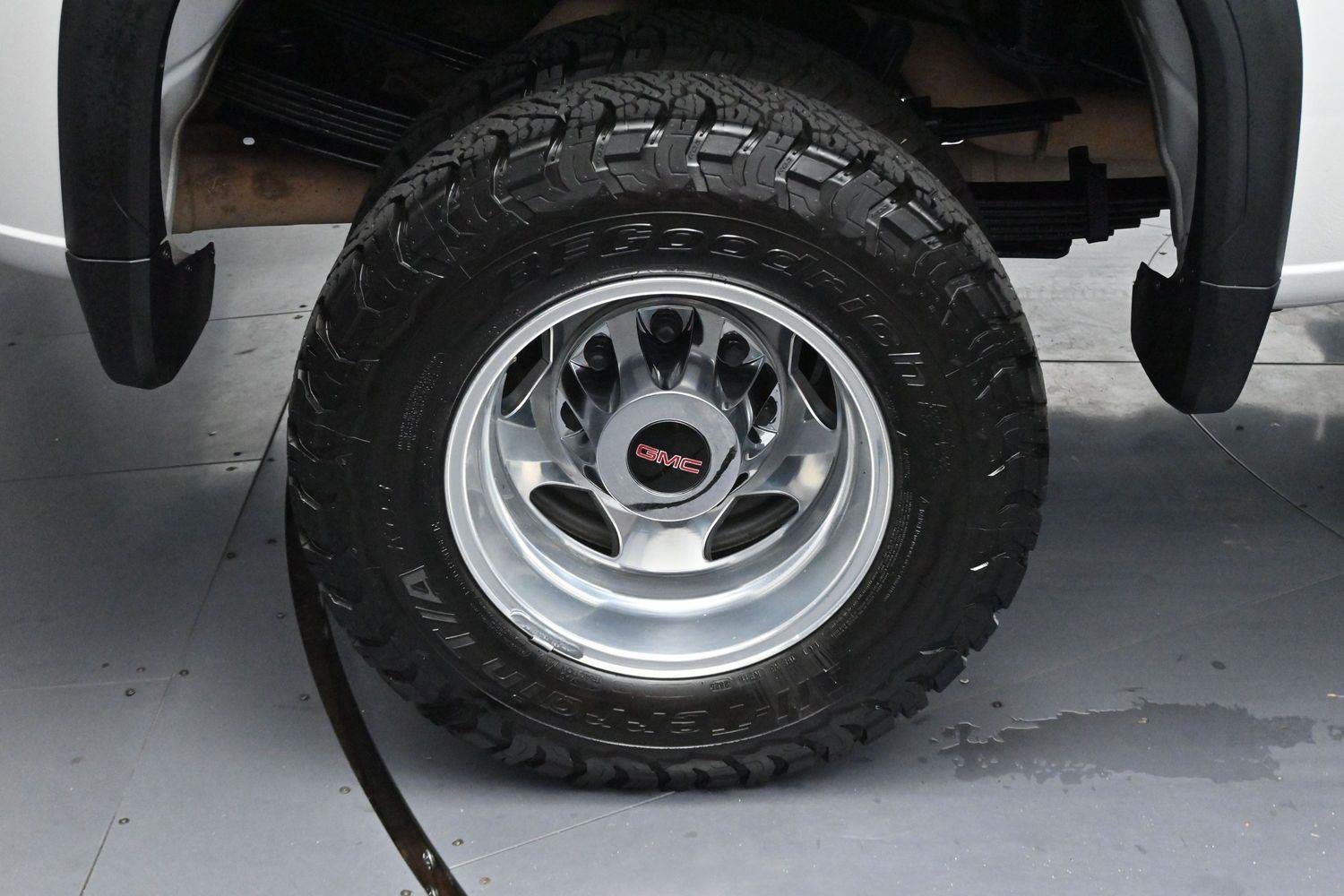 Used 2022 White Frost Tricoat GMC Denali image 12