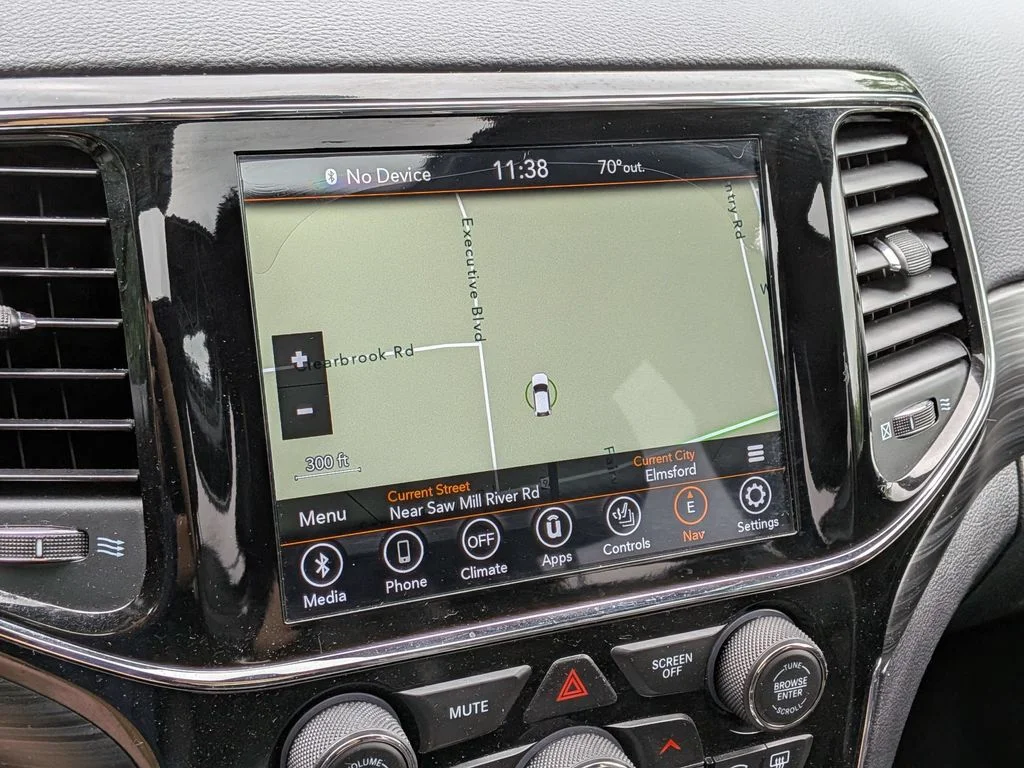 Used 2020 White Jeep Laredo image 18