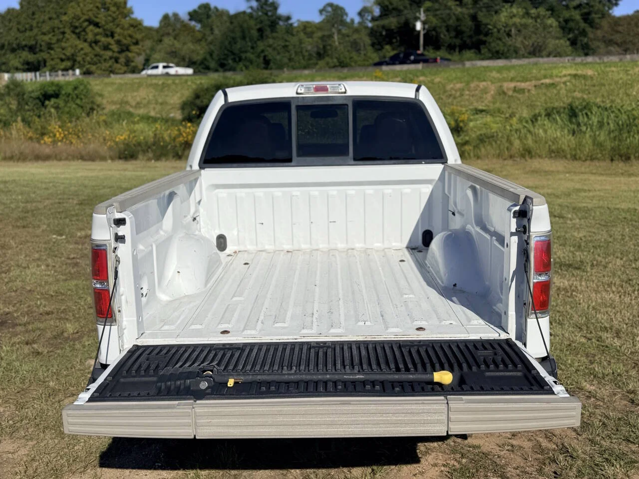 Used 2010 White Ford King Ranch 4x2 4dr SuperCrew Styleside 5.5 ft. SB image 9
