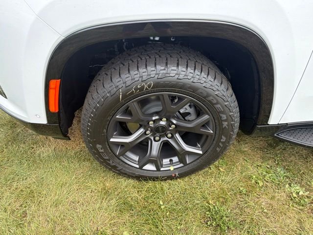 New 2026 Bright White Clear-Coat Exterior Paint Jeep Upland image 4