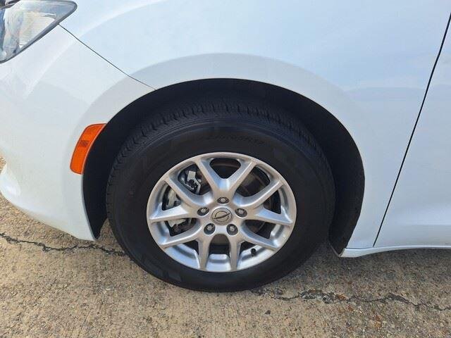 Used 2023 Bright White Clearcoat Chrysler LX image 11
