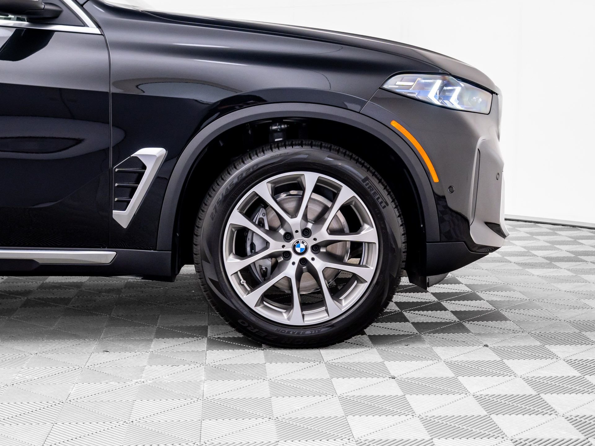 New 2026 Black Sapphire Metallic BMW xDrive40i image 30